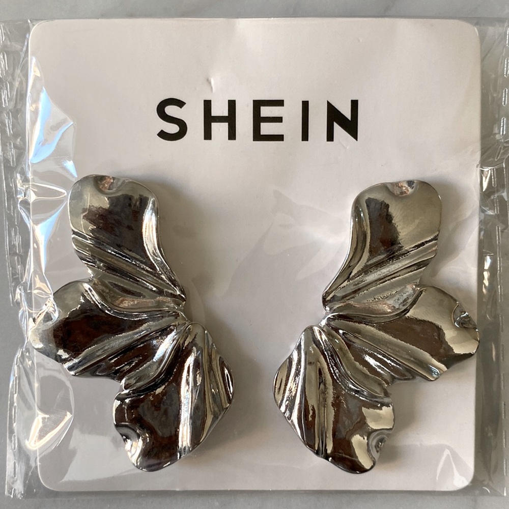 NWT Flower Earrings